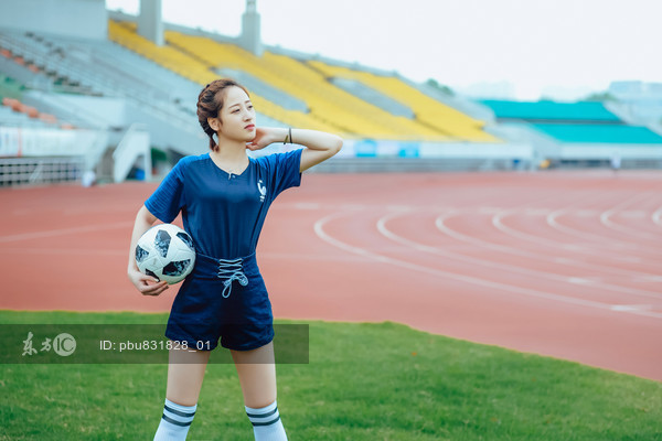 健身小姐姐拍图助威世界杯(时尚设计师钱灵灵世界杯写真 化身运动系美少女助威法国队)