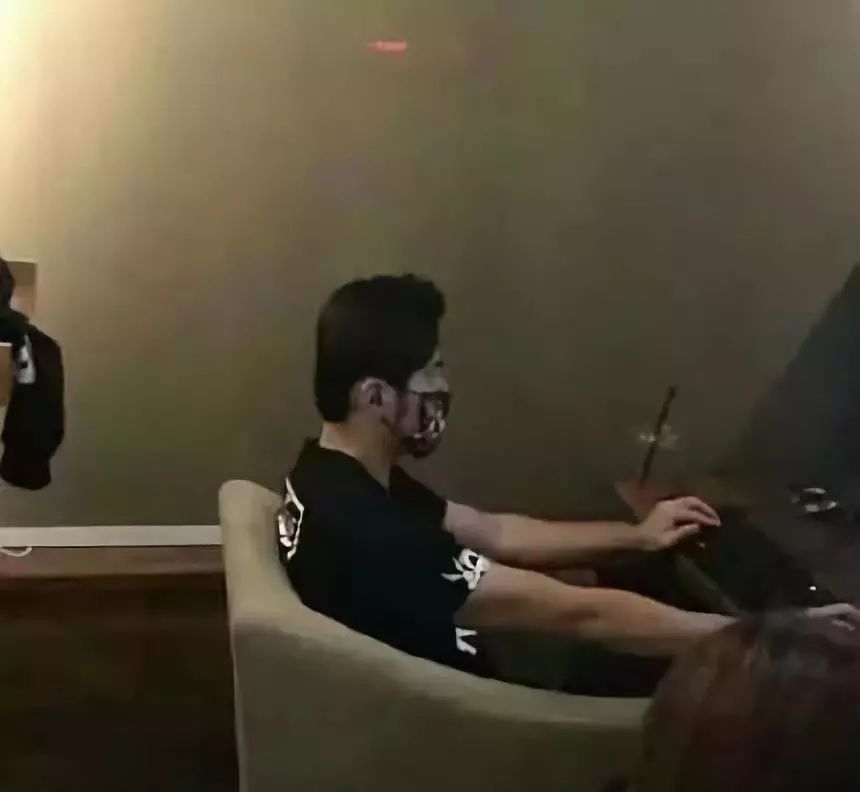 Ever was cold-shouldered to do not have a room to do not have accident of award of music of car, gold to brush a shoulder by first love, 