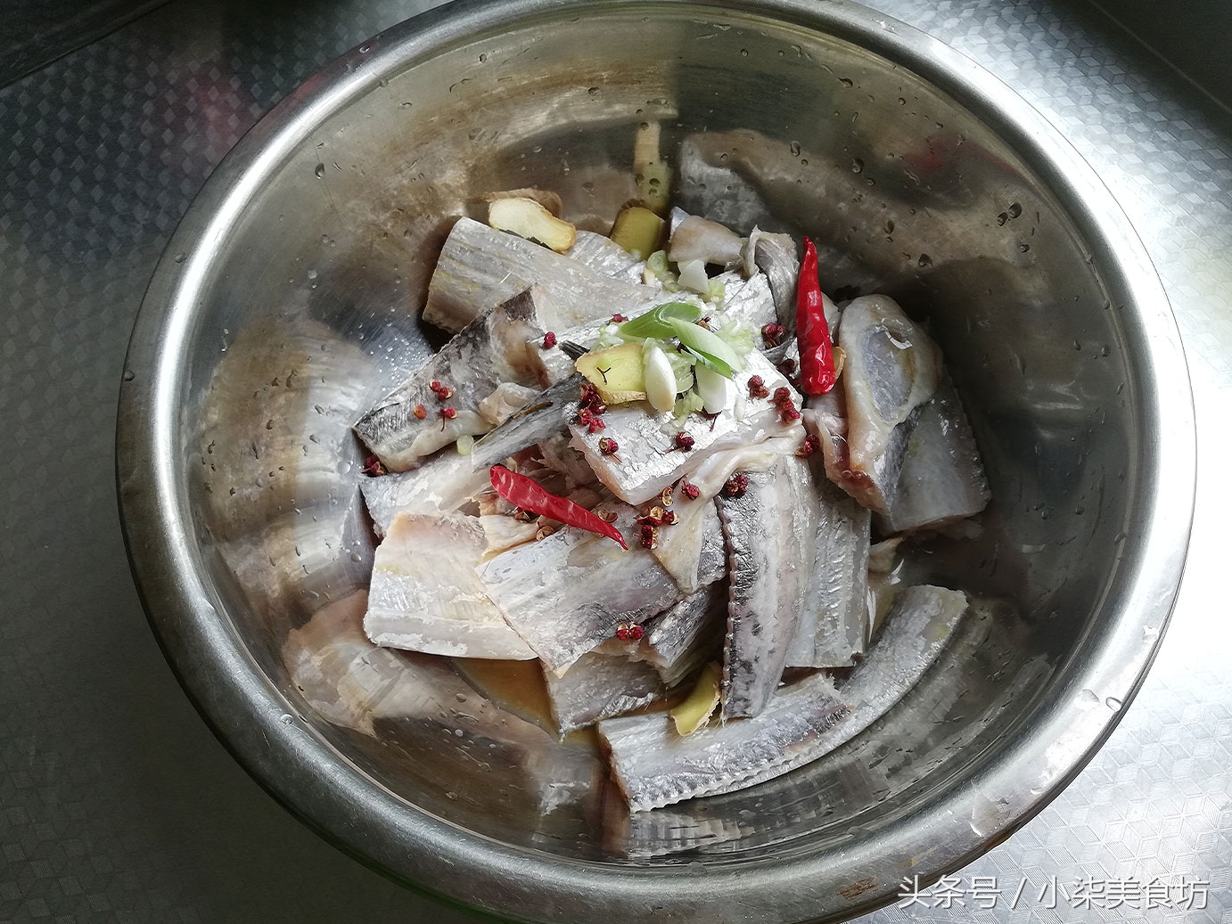 图片[3]-带鱼用这个方法做 不用油炸 容易脱刺 鱼肉更鲜美 特别解馋-起舞食谱网