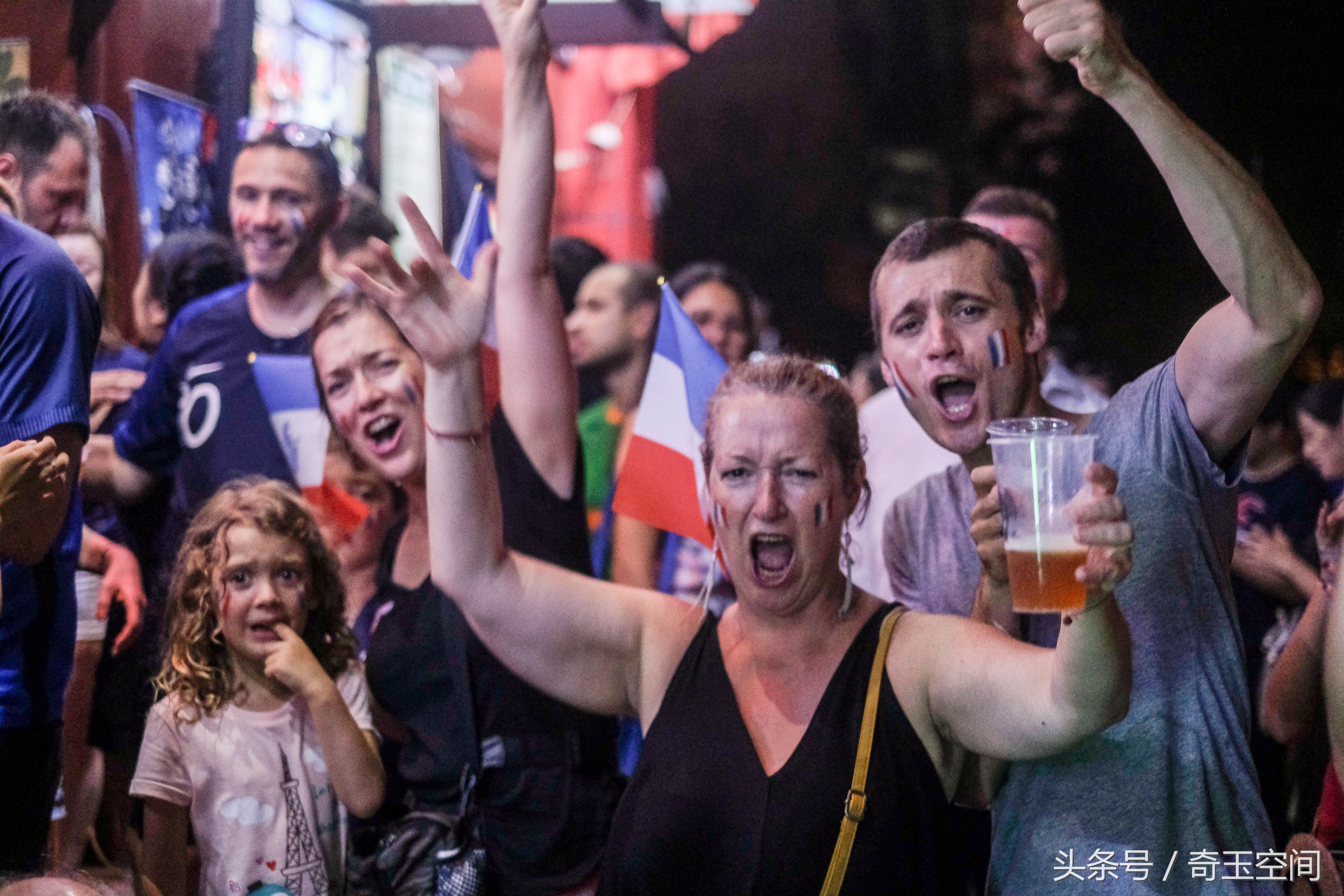 北京集体看世界杯(世界杯决赛之夜 球迷三里屯欢庆法国夺冠)