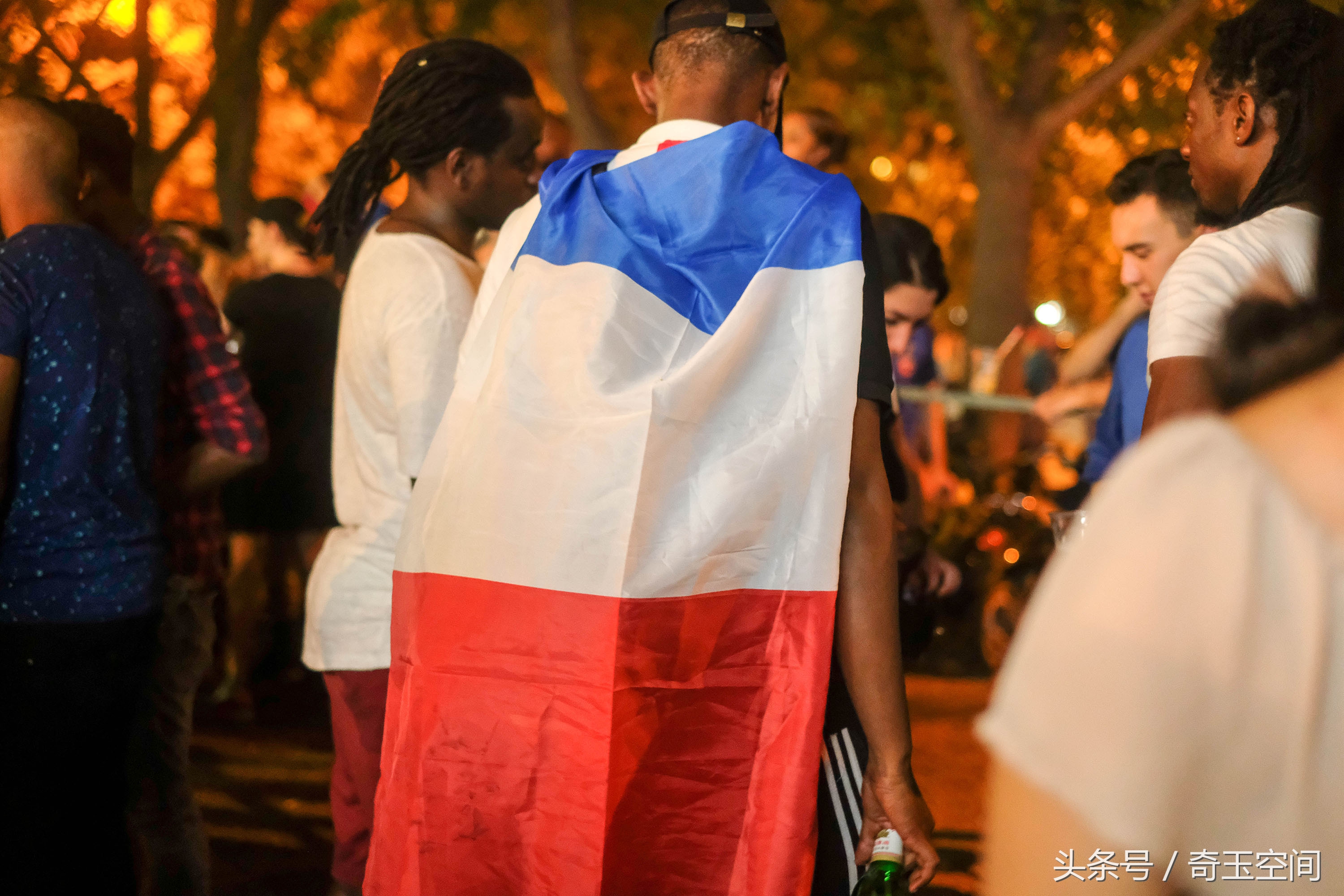 北京集体看世界杯(世界杯决赛之夜 球迷三里屯欢庆法国夺冠)