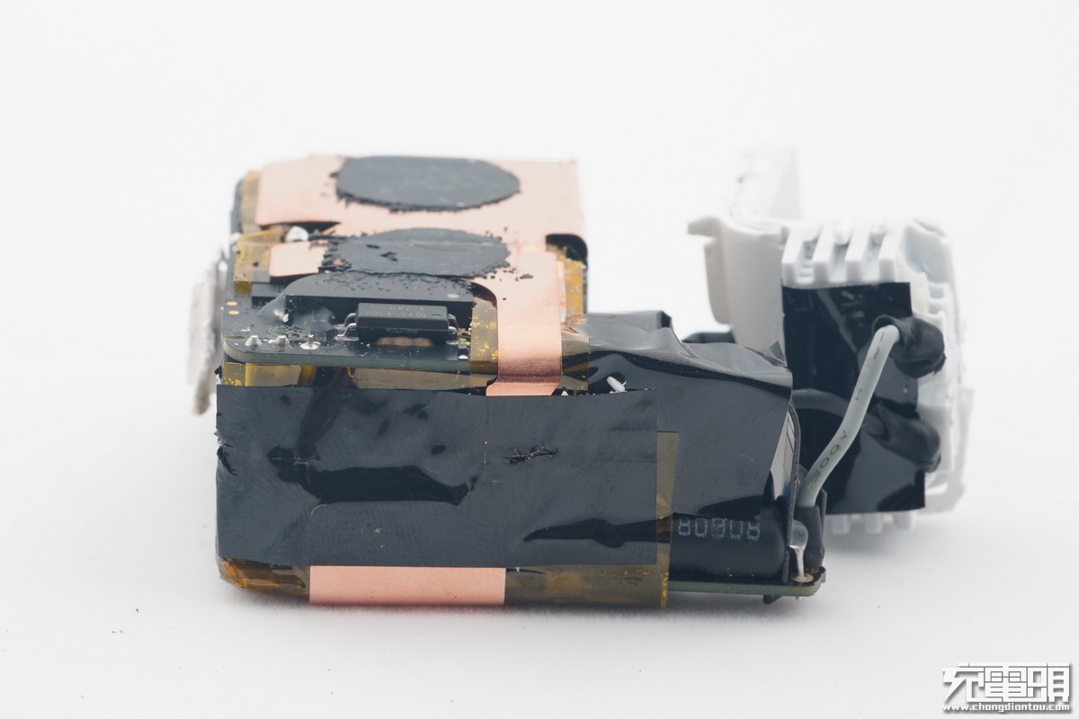 苹果新出的一款30W充电器 和原来的29W拆开对比看看