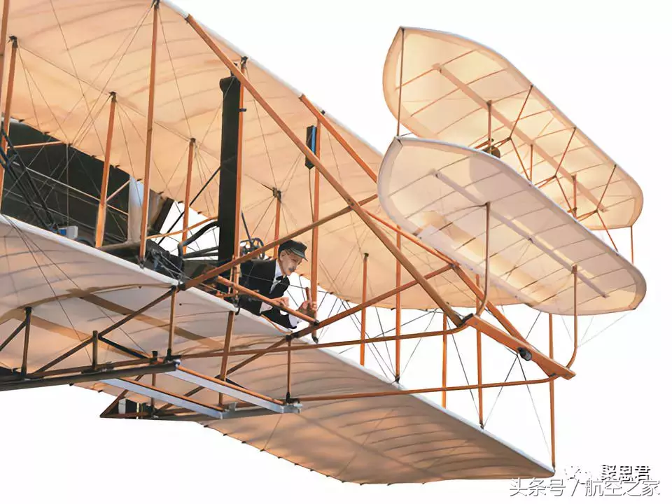 飞机是谁发明的让我们来看看莱特兄弟和寇蒂斯的专利之争