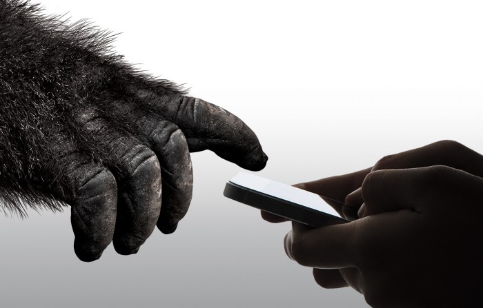 显示屏吊打手机钢化膜！康宁公布第六代大猩猩玻璃，摔15次不破