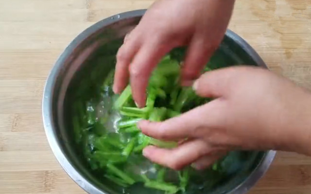 图片[7]-凉拌芹菜花生米做法步骤图 简单易做 香脆可口-起舞食谱网