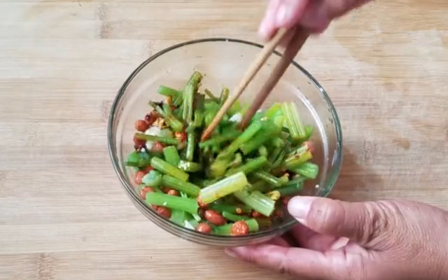 图片[8]-凉拌芹菜花生米做法步骤图 简单易做 香脆可口-起舞食谱网