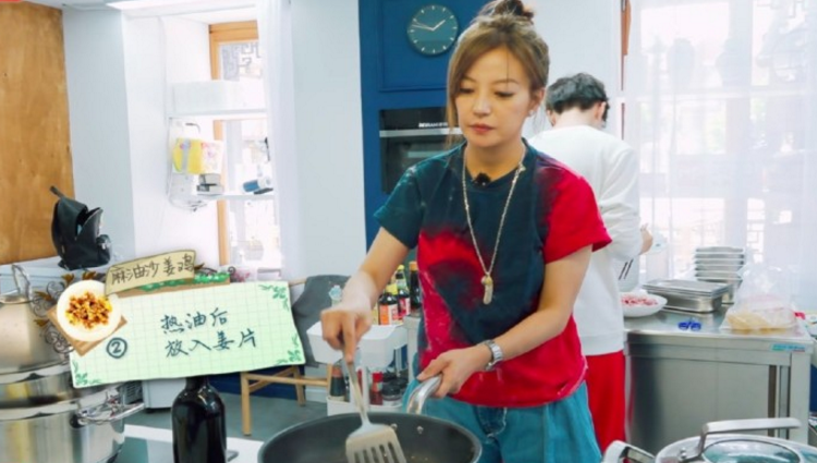 Zhao Wei takes the program on clothes of 30 big shop signs, and what Shu Qi wears is the old Western-style clothes 5 years ago