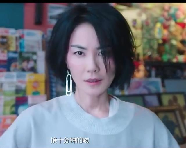 Zhao Wei takes the program on clothes of 30 big shop signs, and what Shu Qi wears is the old Western-style clothes 5 years ago