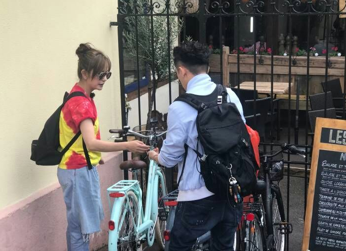 Zhao Wei takes the program on clothes of 30 big shop signs, and what Shu Qi wears is the old Western-style clothes 5 years ago