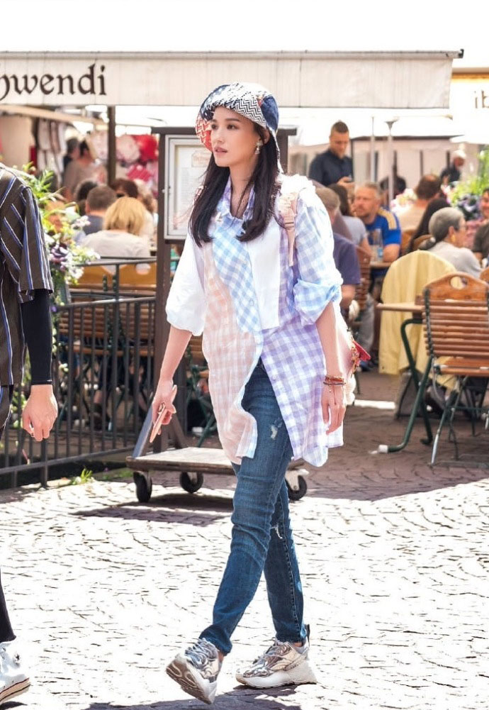 Zhao Wei takes the program on clothes of 30 big shop signs, and what Shu Qi wears is the old Western-style clothes 5 years ago