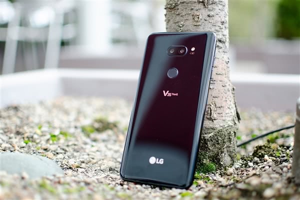 万元手机又添一机！LG V35玺印版卖1.两万元！华为保时捷版不服气！