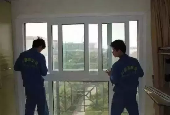 门窗人，这年头不扶墙就服你们！伟大！