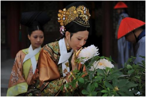 原来明星也这么不易，王嘉尔为了工作生病不就