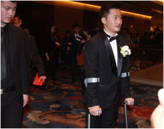 原来明星也这么不易，王嘉尔为了工作生病不就