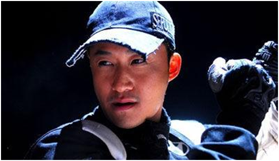 原来明星也这么不易，王嘉尔为了工作生病不就