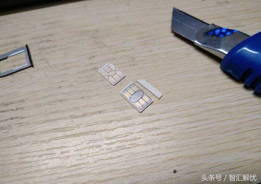 換了新機(jī) 卡很大？無需剪卡器，一把裁紙刀就拿下！