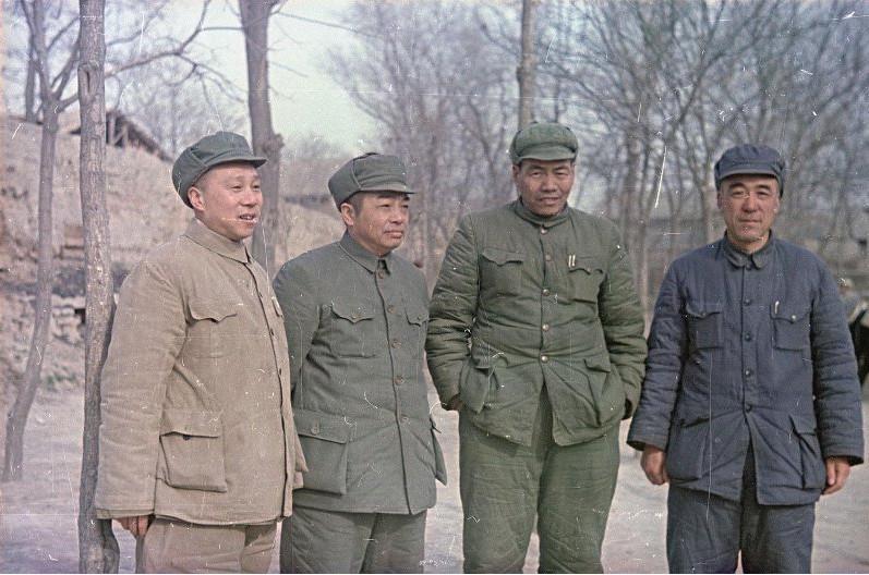 实拍1949年第一野战军4位首长合影，你不曾见过的