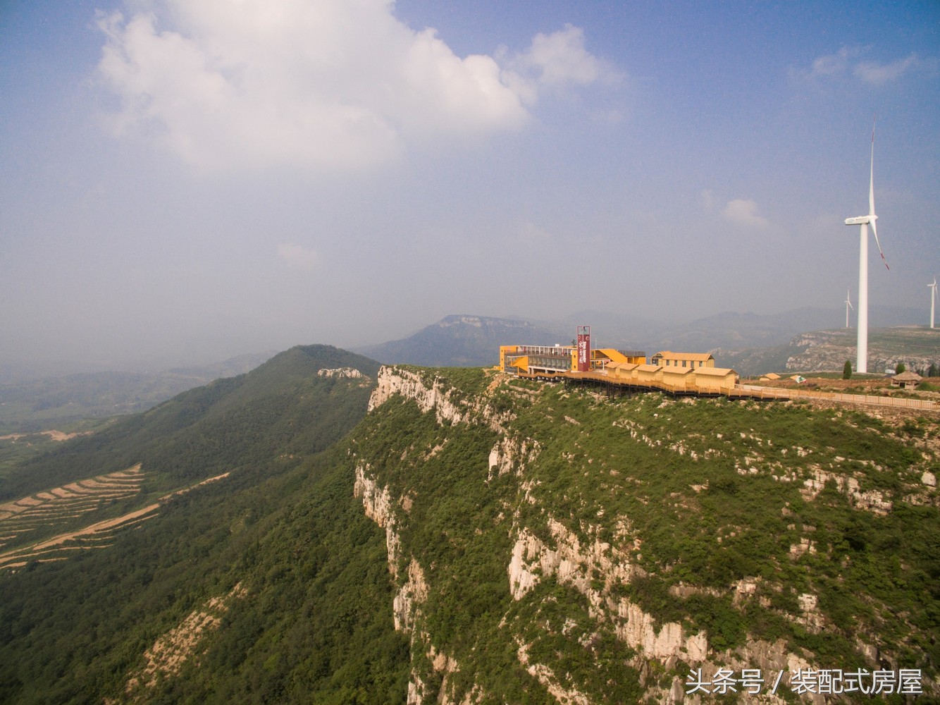 集裝箱建筑模塊化，組成集裝箱懸崖餐廳