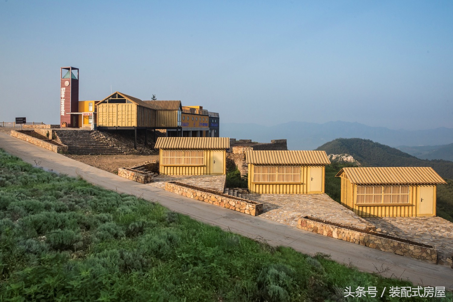 集裝箱建筑模塊化，組成集裝箱懸崖餐廳