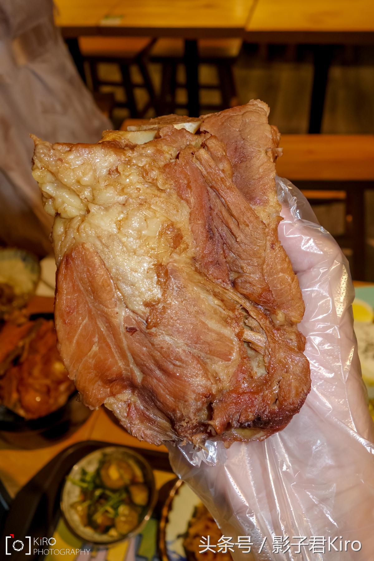 犟骨头 简评：比脸还大的酱大骨，味美价廉敲好吃！
