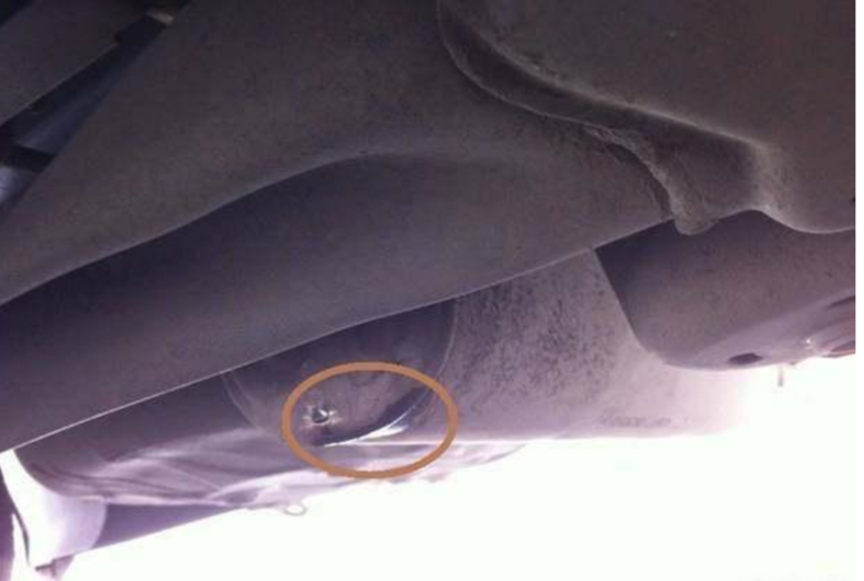 汽车空调在制冷过程中产生冷凝水而冷凝水的水管正是在底盘下方,雨季