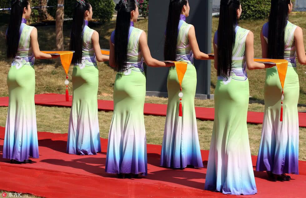 礼仪小姐成为亚运会赛场最美丽的风景,但也有不少网友对此服装提出