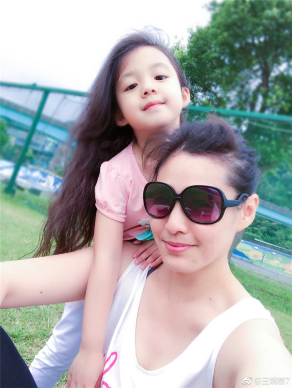 小泡芙小时候自己穿纸尿裤，穿了半个小时：公主就是要慢慢的