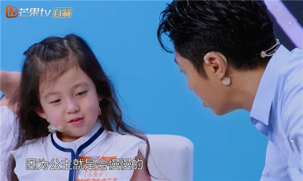 小泡芙小时候自己穿纸尿裤，穿了半个小时：公主就是要慢慢的