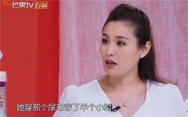 小泡芙小时候自己穿纸尿裤，穿了半个小时：公主就是要慢慢的