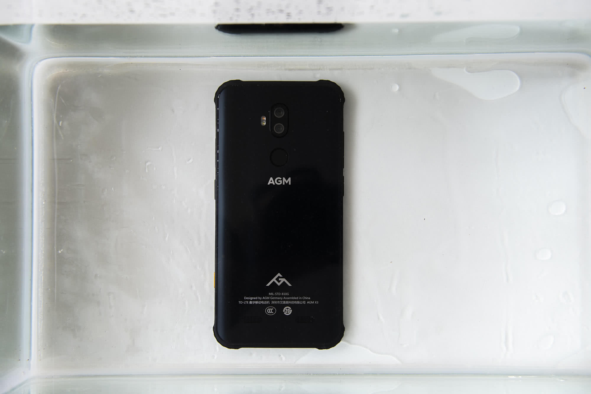 三防手机AGM X3上手图赏：已不“傻大黑粗”，外型粗犷，相对性轻巧