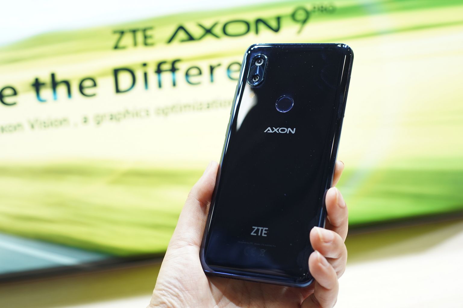 zte中兴仍过得非常好 全新骁龙845旗舰级Axon 9 Pro手机上现身