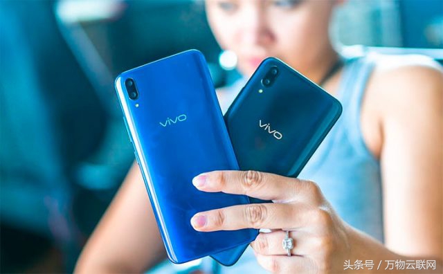 Vivo V11选用HALO全景图显示器，屏中指纹识别扫描机，配用骁龙660 SOC