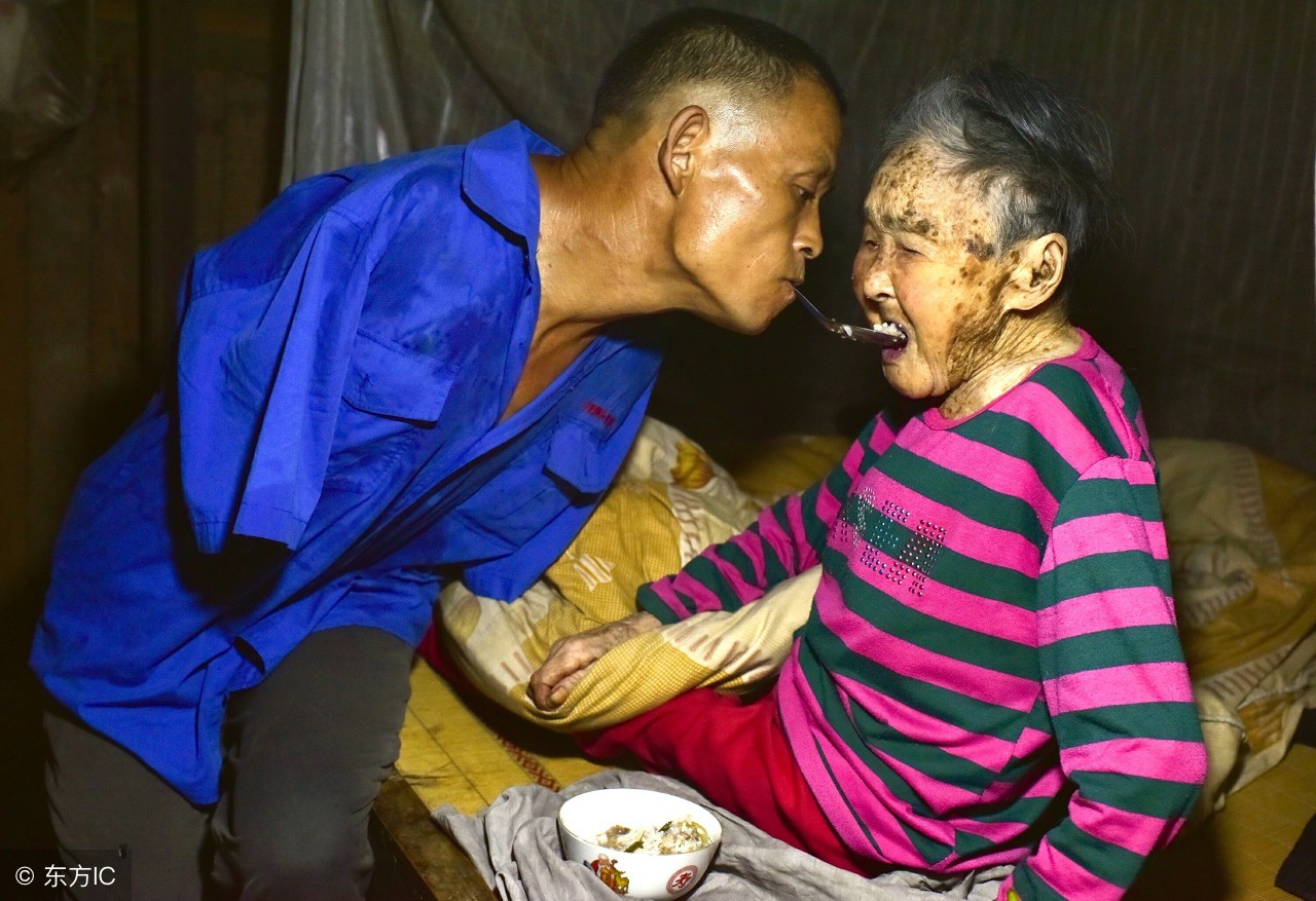 "家有一老如有一宝"7大孝子的感人故事,个个让你敬佩!