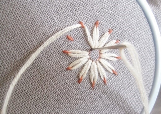 零基础学刺绣，绣完一朵小花花针法太简单了  第5张