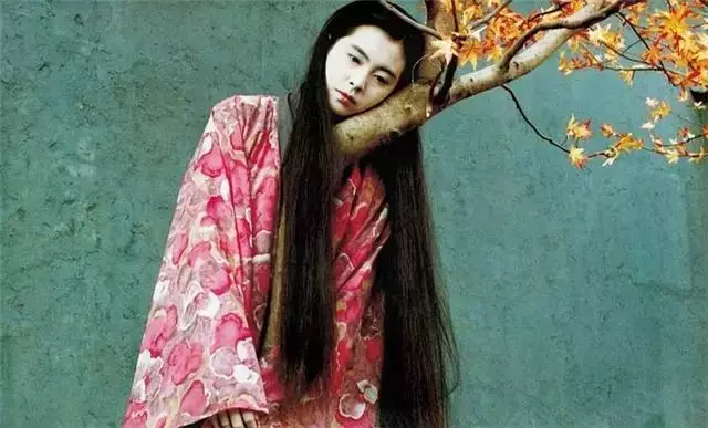 1990年王祖贤最高产,一年拍10部影片,最后一部造型最吓人