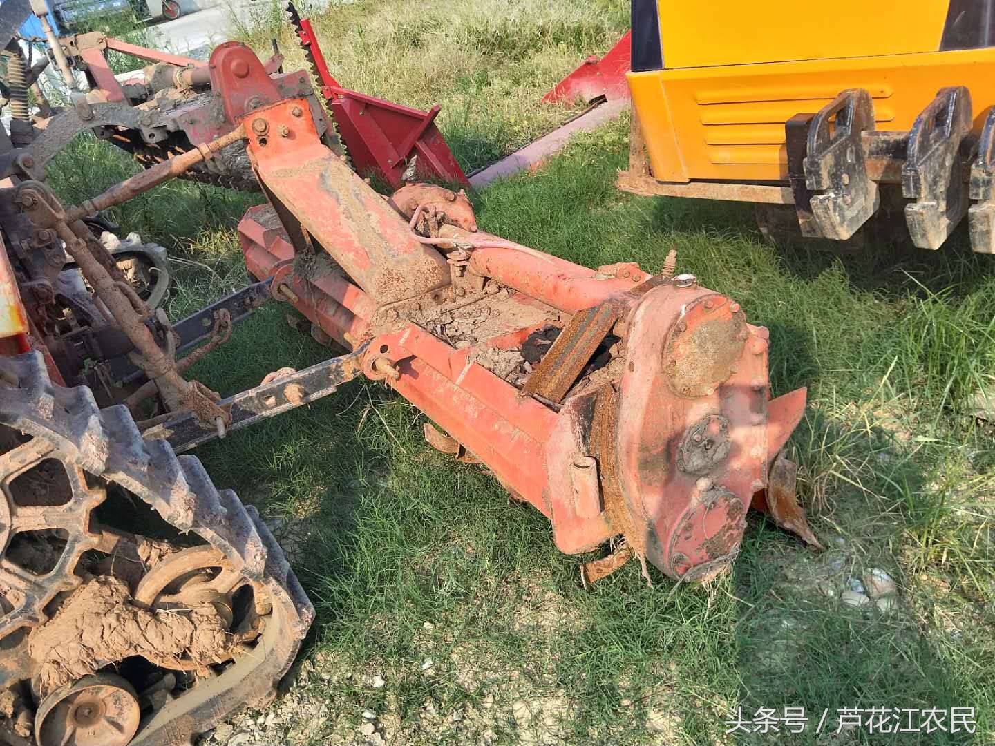16年的农夫702履带旋耕机，外观撞得挺难看了