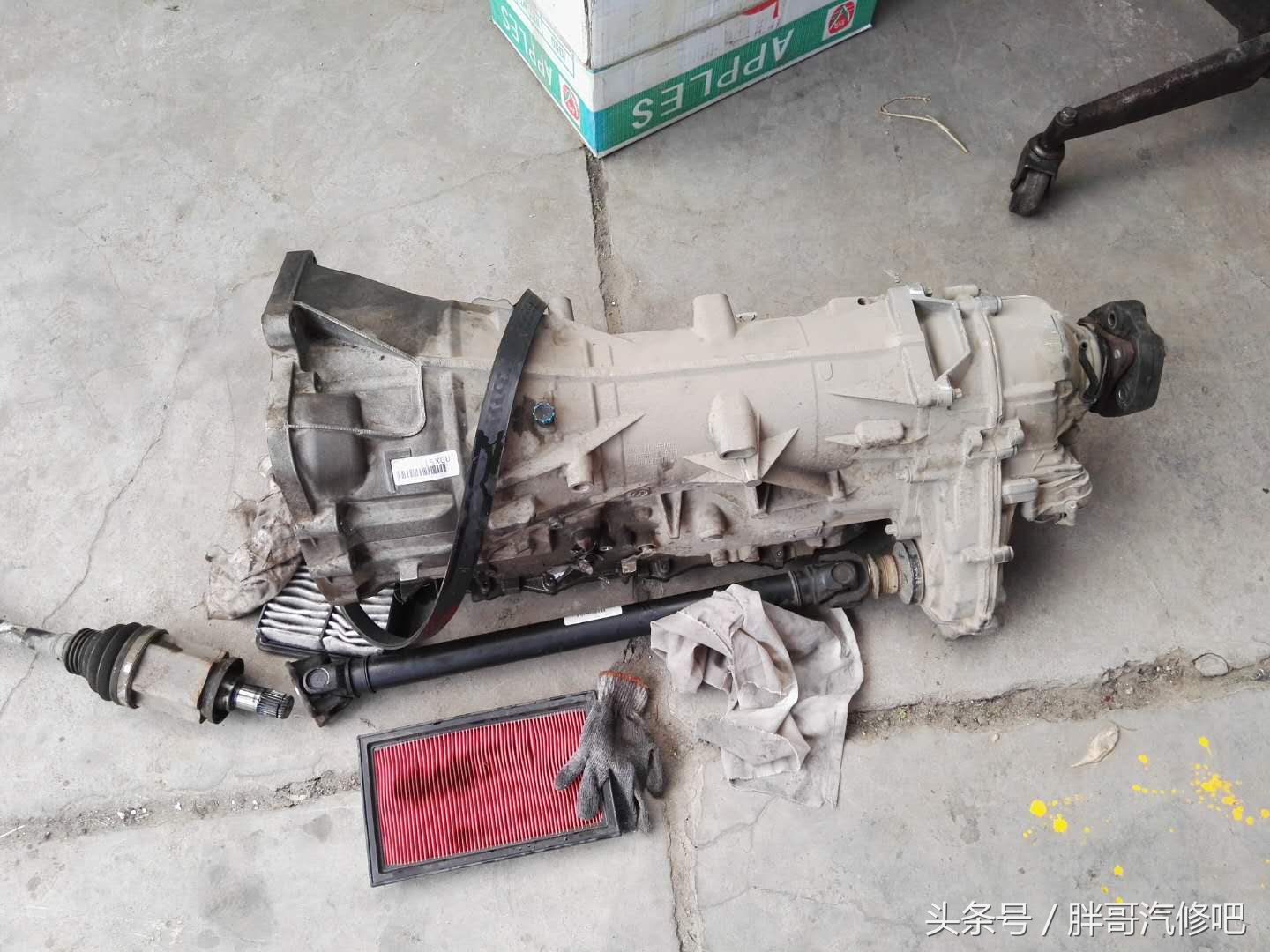 图片[2]_5年车龄的宝马发动机已经不是简单的渗油 维修起来很麻烦_5a汽车网