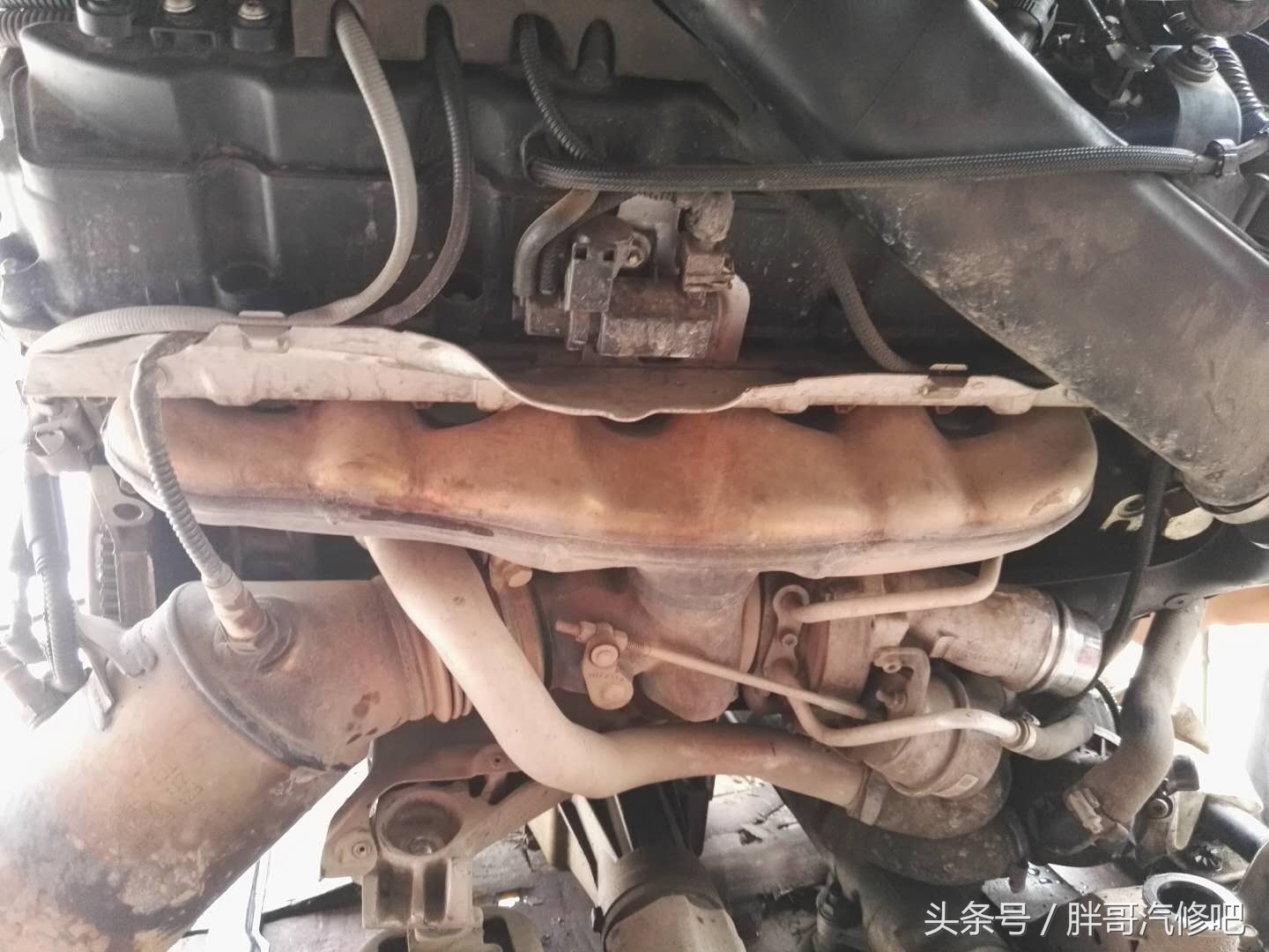 图片[3]_5年车龄的宝马发动机已经不是简单的渗油 维修起来很麻烦_5a汽车网