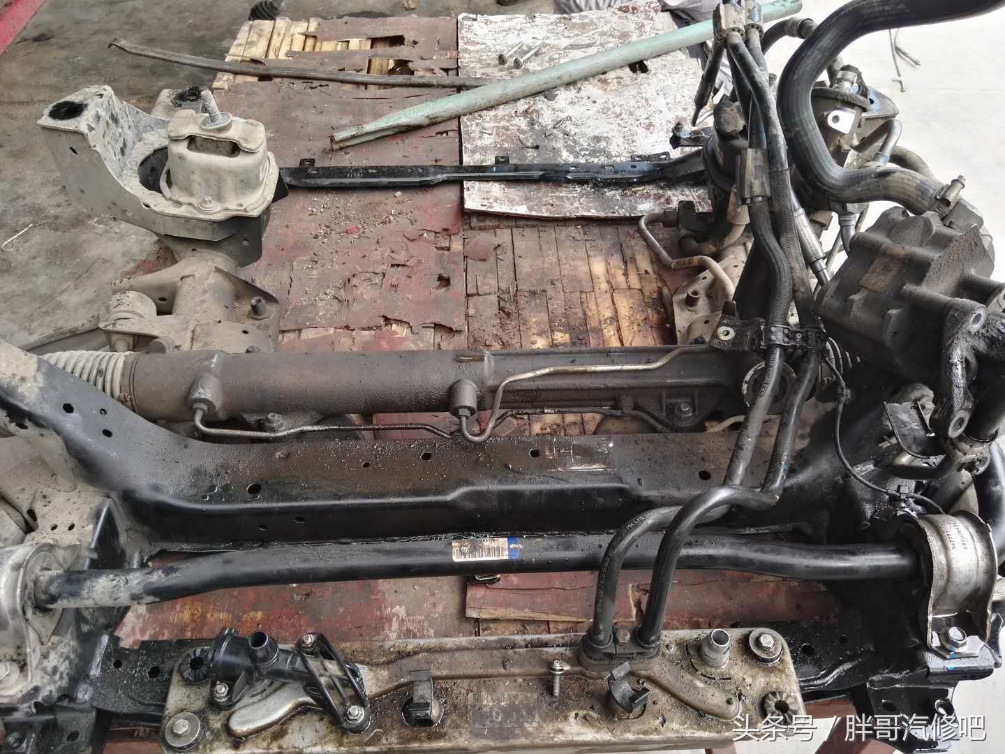 图片[9]_5年车龄的宝马发动机已经不是简单的渗油 维修起来很麻烦_5a汽车网