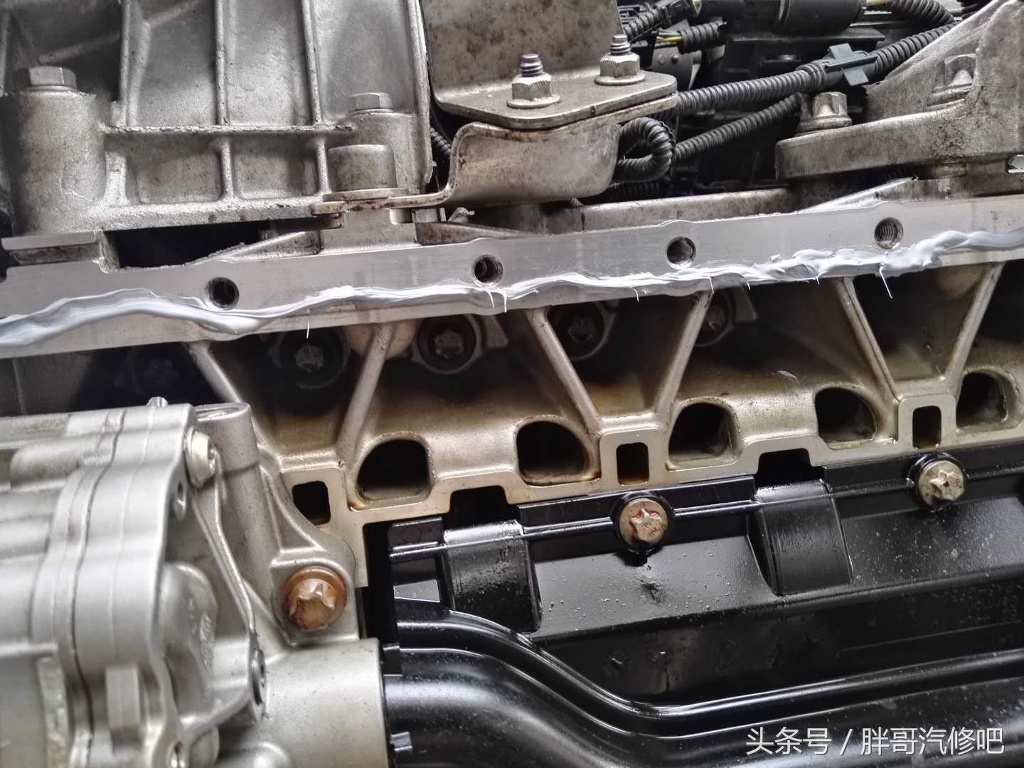图片[21]_5年车龄的宝马发动机已经不是简单的渗油 维修起来很麻烦_5a汽车网