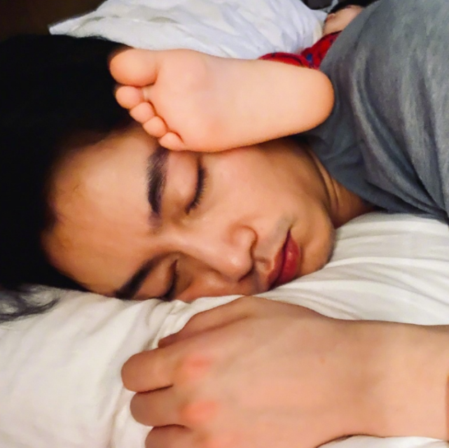 陈妍希掐点为老公庆生超甜蜜，晒陈晓父子俩睡觉照，星星睡姿可爱