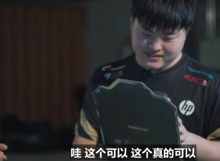 LOL全世界独一无二UZI/Faker手办，选手们看到后反应各不相同