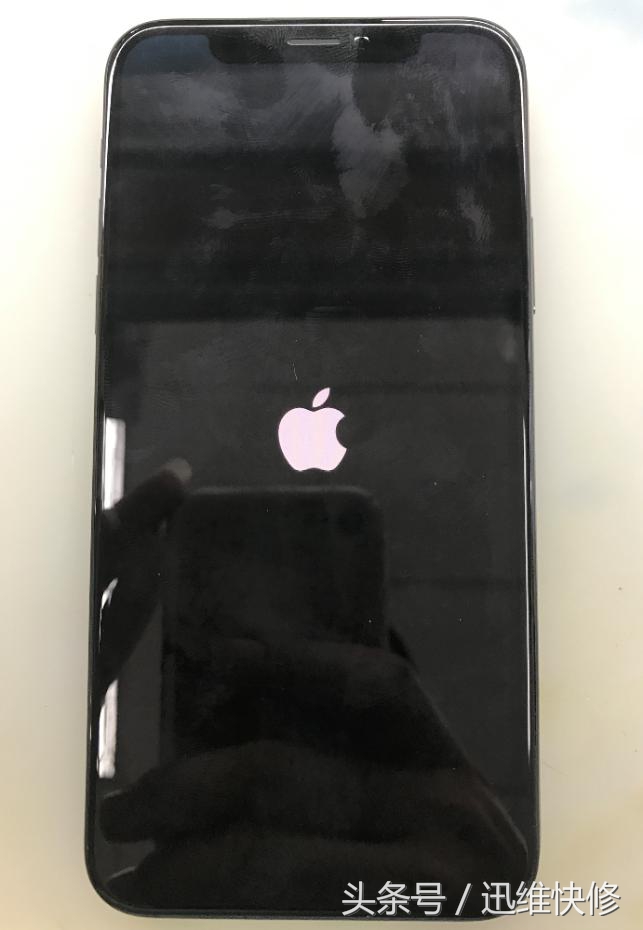 iPhone X苹果手机进水浸蚀，启动卡白苹果，检修老师傅数分钟修完