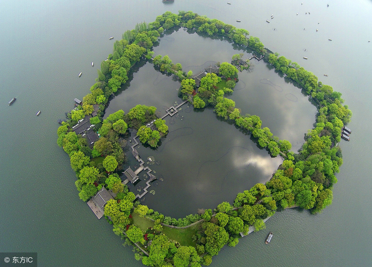 杭州三潭印月，是苏东坡疏浚西湖留下的美景，民间传说是倒扣香炉