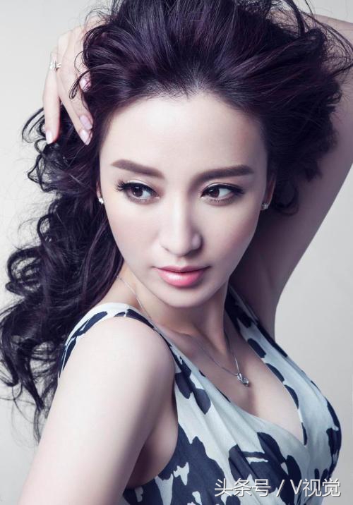 张萌生于天津，毕业于悉尼新南威尔士，环球小姐中国区冠军，演员