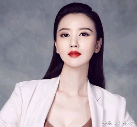 张萌生于天津，毕业于悉尼新南威尔士，环球小姐中国区冠军，演员