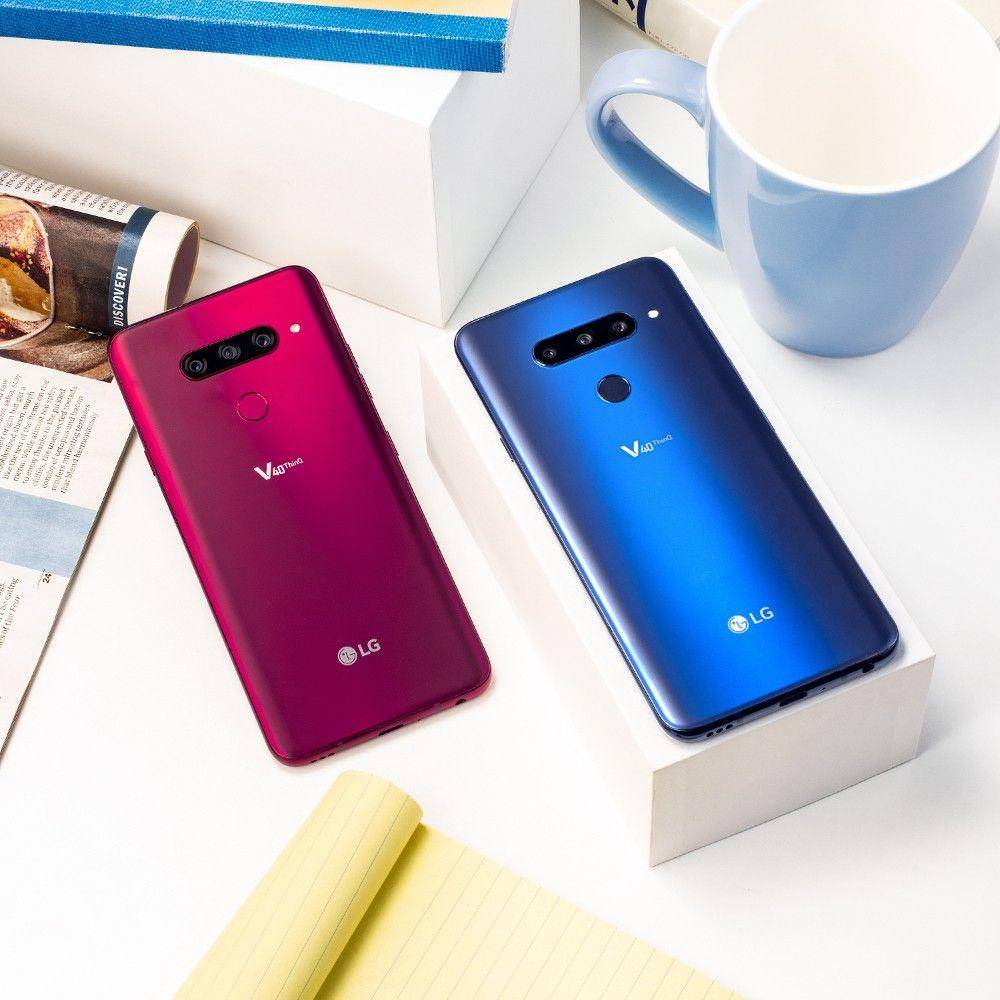 第一款五摄手机上LG V40ThinQ，选用P-OLED显示屏手机上，市场价6700中国人民币