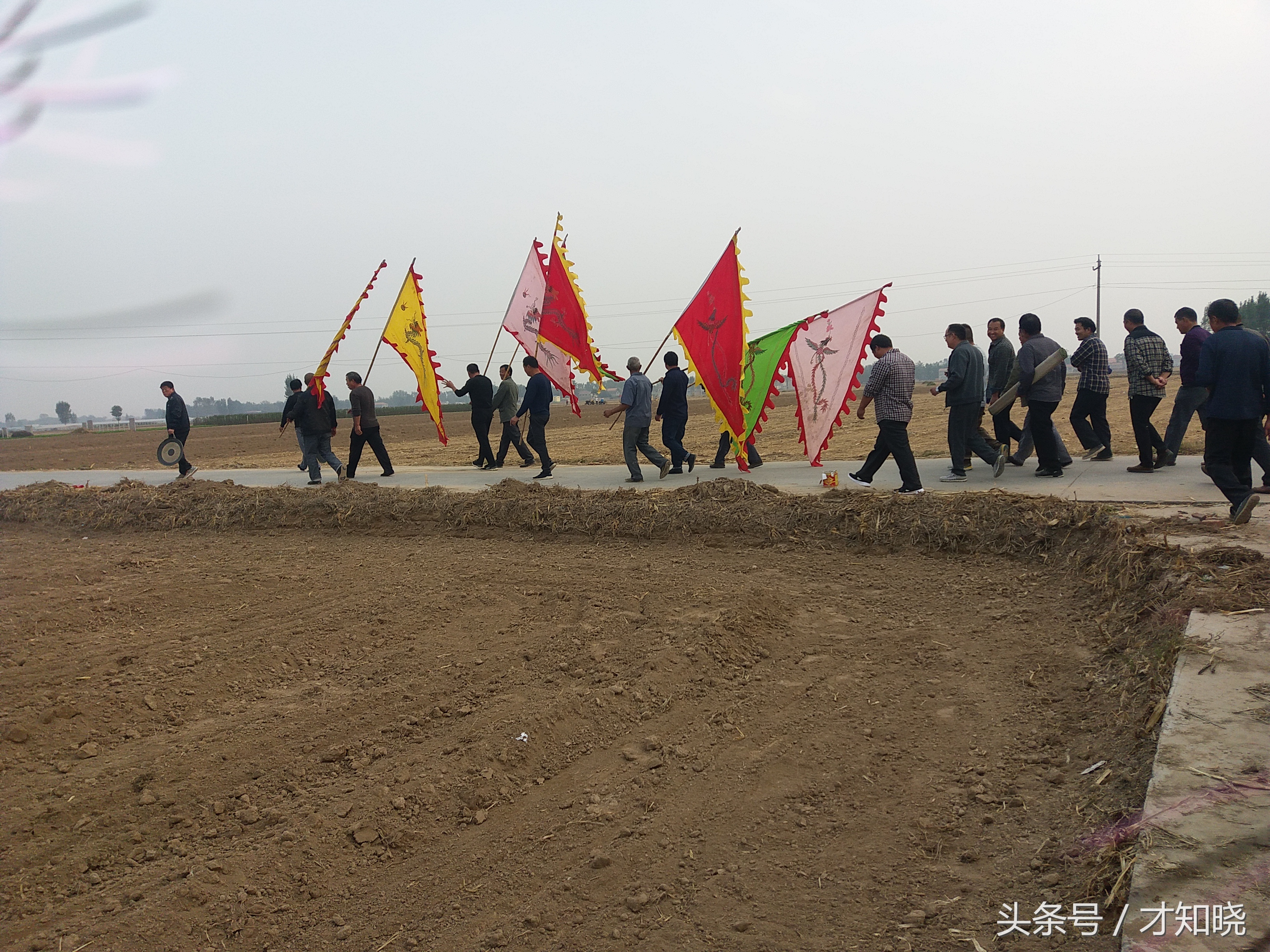 豫北农村逝者过周年喜摆大供：一尺见方的猪肉块、整鸡整鱼加现金