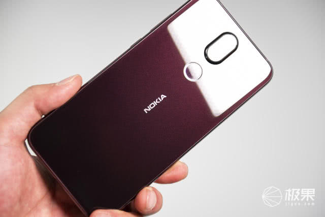 NokiaX7上手图赏：暮夜红颜色好看，卡尔蔡司双摄像头扶持照相不错