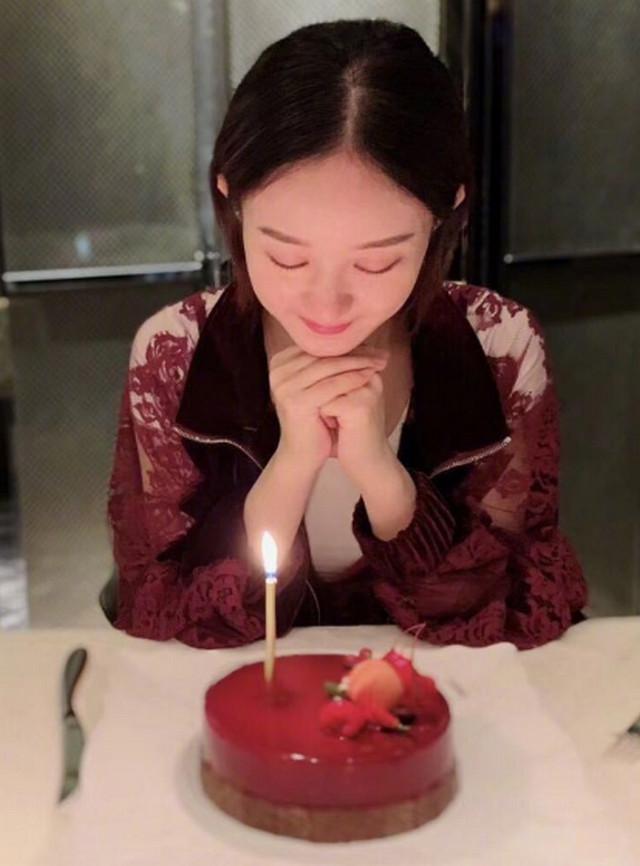 赵丽颖朋友圈晒出与冯绍峰恩爱照，从身后环抱老公的画面超甜腻！